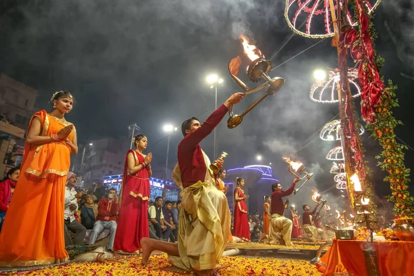 Präster Utför Ganga Aarti Med Brand Varanasi — Stockfoto
