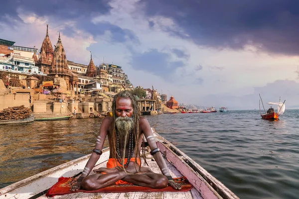 Sadhu Baba Een Houten Boot Ganges Met Uitzicht Stad Varanasi — Stockfoto