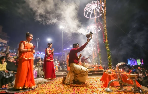 在Dashashwamedh Ghat举行传统的Varanasi Ganga Aarti仪式 — 图库照片