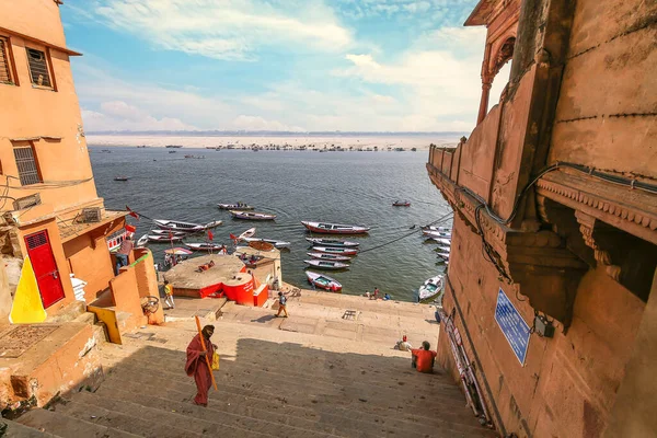 Gato Rio Varanasi Ganges Com Escada Longa Que Conduz Margem — Fotografia de Stock