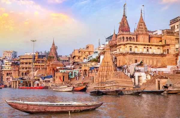 Forntida Varanasi Stad Arkitektur Vid Solnedgången Med Träbåt Floden Ganges Royaltyfria Stockbilder