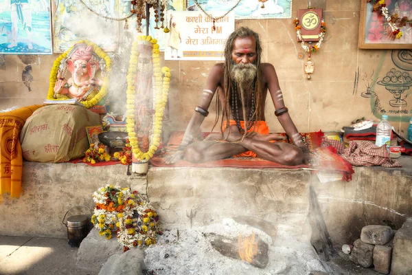Садху Варанаси Сидит Позе Медитации Перед Священным Огнем Июня 2019 Лицензионные Стоковые Изображения
