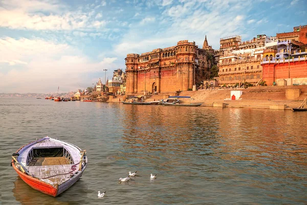 Varanasi Antika Staden Arkitektur Vid Solnedgången Med Träbåt Floden Ganges Royaltyfria Stockfoton