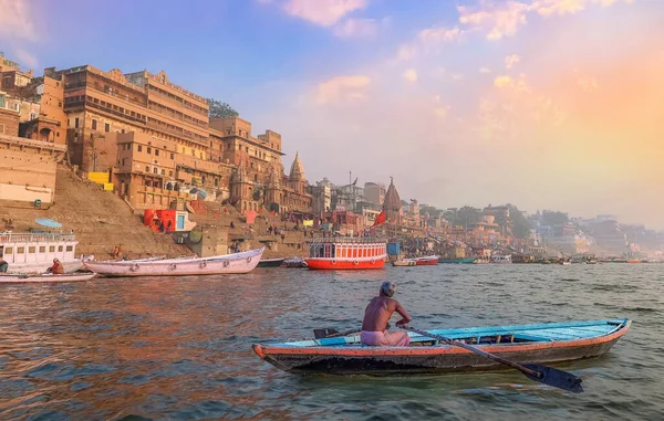 Varanasi Historiska Stads Arkitektur Med Träbåt Floden Ganges Vid Solnedgången Royaltyfria Stockfoton