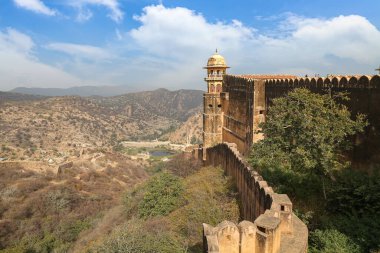 Rajasthan 'daki ortaçağ Jaigarh Kalesi, doğal güzelliklerle çevrili havadan bir manzara.
