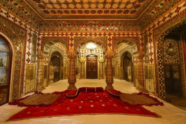 Jaipur Sarayı 'ndaki kraliyet odası değerli mücevherler ve altın sanat eserleriyle dekore edilmiş.