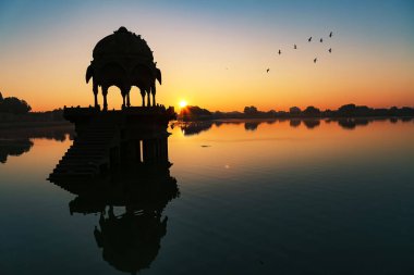 Jaisalmer, Rajasthan 'daki Gadsar Gölü' nün manzaralı güzelliği antik mimari güzelliğe sahip.