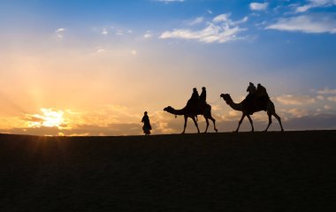 Thar Çölü Jaisalmer Rajasthan, Hindistan 'da 25 Şubat 2018' de gün batımında deve sürüşünün silüeti