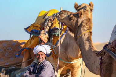 23 Eylül 2018 'de Rajasthan' ın geleneksel elbisesiyle çölde bir deve.