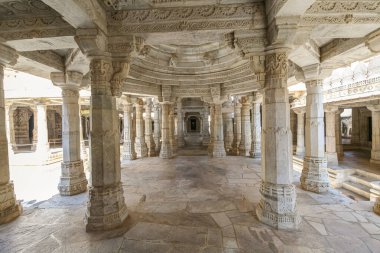 Abu Dağı 'ndaki Dilwara Tapınağı' nda 28 Ekim 2019 'da yapılan zarif iç mimari çalışmalar