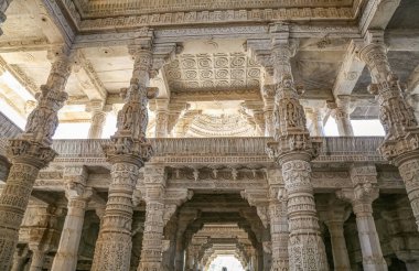 22 Ekim 2019 'da Hindistan' ın Abu Dağı 'ndaki Dilwara Tapınağı' nın inanılmaz iç mimari çalışmaları.