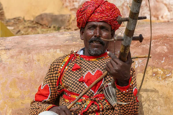 Porträtt Rajasthani Man Röd Kostym Med Fiol Amer Fort Jaipur — Stockfoto