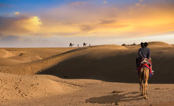 Toeristisch Koppel Geniet Van Kamelensafari Bij Zonsondergang Thar Woestijn Jaisalmer — Stockfoto