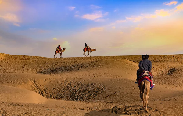 Coppia Turistica Gusta Safari Cammello Nel Deserto Thar Jaisalmer Tramonto — Foto Stock
