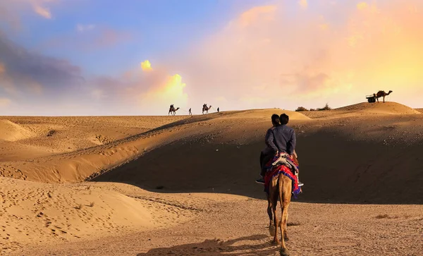 Man Thar Woestijn Met Rugzak Kameel Genietend Van Safari Visualiserend — Stockfoto