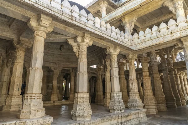 Die Architektonische Kuppelstruktur Mit Steinschnitzereien Auf Dilwara Tempel Mount Abu — Stockfoto
