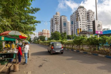 New Town Rajarhat Kolkata 'da gıda tezgahı ve konut binaları olan şehir yolu.