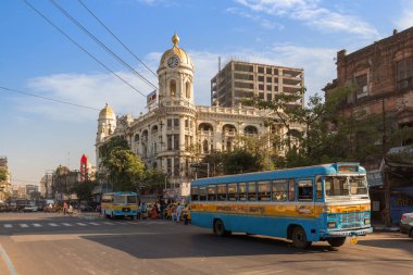 Şehir yolu toplu taşıma otobüsleri ve Esplanade Kolkata 'daki ünlü Metropolitan Miras Binası manzaralı.