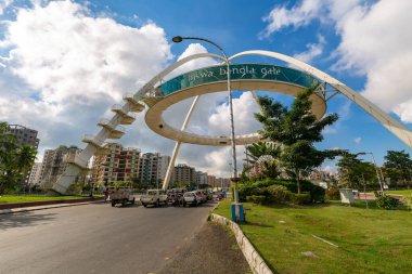 Ünlü Biswa Bangla Kapısı sanat galerisi aynı zamanda Rajarhat New Town 'daki şehir trafiği manzaralı Kolkata Kapısı olarak da bilinir.