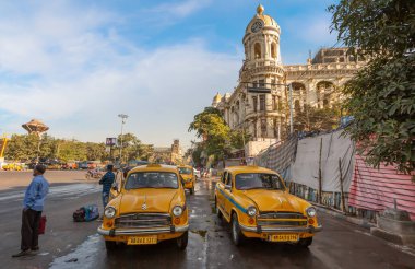 Kolkata, 27 Kasım 2020: Hindistan 'ın Kolkata kentindeki Esplanade bölgesindeki Heritage Metropolitan Binası yakınlarındaki şehir yoluna bakan taksi durağı.