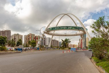 Biswa Bangla Kapısı sanat galerisi olarak bilinen ünlü şehir simgesi Rajarhat bölgesinde konut manzaralı Kolkata