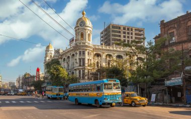 Şehir yolu toplu taşıma araçları ve Esplanade Kolkata 'daki ünlü Metropolitan Miras Binası manzaralı