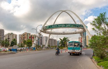 Ünlü şehir simgesi Biswa Bangla Kapısı sanat galerisi. Kolkata 'nın Rajarhat bölgesindeki apartman daireleri ve toplu taşıma otobüsü manzaralı.