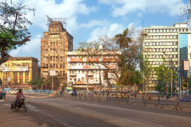 Kolkata, Hindistan, 14 Mart 2021: Eski ve modern binalarla Hindistan şehir manzarası ve Kolkata, Hindistan şehir yolu manzarası