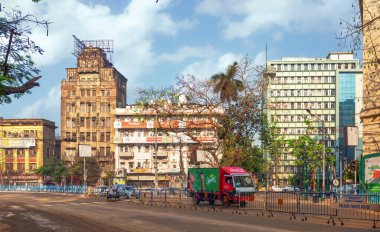 Hindistan 'ın eski ve modern binaları ve Kolkata, Hindistan' daki şehir yolu manzarası.