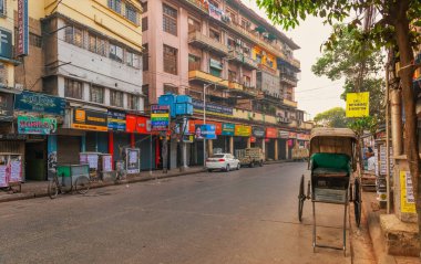 Kolkata, Hindistan 'ın Kordon bölgesindeki eski konut binaları ve dükkanları gören el arabası şehir yolunda çekildi.
