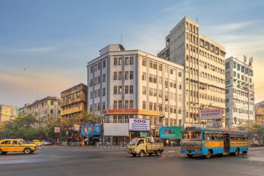 Kolkata, Hindistan, 14 Mart 2021: Toplu taşıma araçlarıyla şehir yolu kavşağı ve Kolkata, Hindistan 'daki Chandni Chowk bölgesinde ofis binalarının manzarası