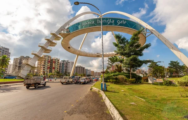 Ünlü Biswa Bangla Kapısı sanat galerisi aynı zamanda Rajarhat New Town 'daki şehir trafiği manzaralı Kolkata Kapısı olarak da bilinir.