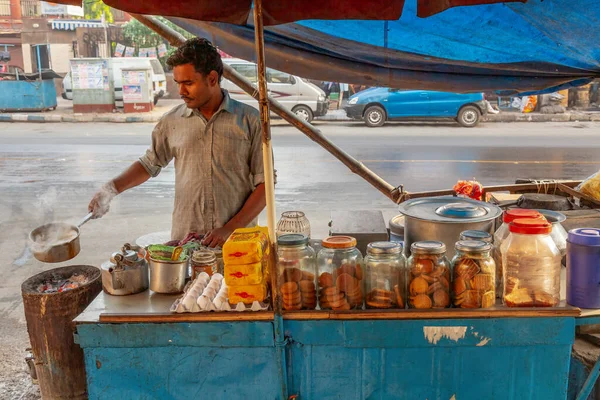 Kolkata, Hindistan, 14 Mart 2021: Kolkata, Hindistan 'da yerel yol kenarında çay hazırlayan adam
