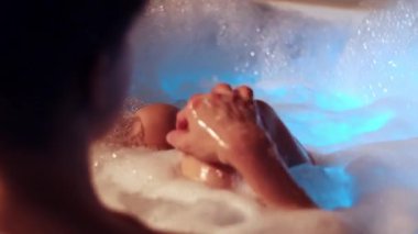 Kızlar jakuzide rahatlayın.