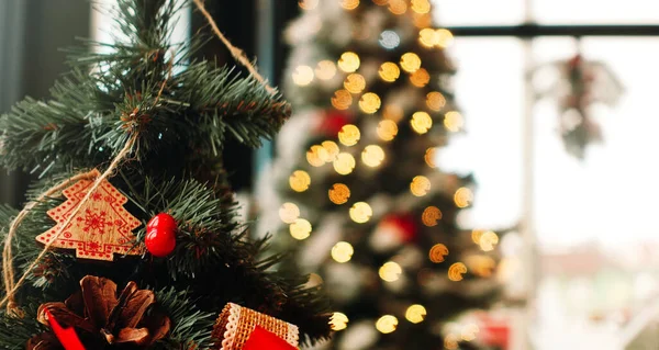 Sıcak Tatil Işıkları ve Süsleriyle Noel Ağacı Dekoru.