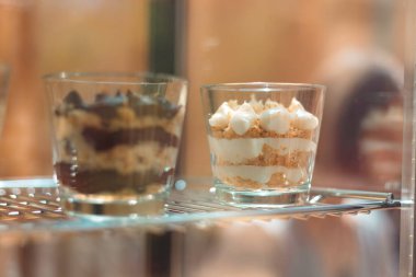 Katmanlı Napolyon 'un (mille-feuille) cam kremalı, çıtır puf böreği ve pudra şekerle servis edilmiş zarif yakın çekimi. Tatlı, tarif ve menü görselleri için harika..