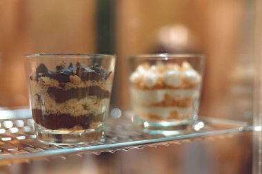 Katmanlı Napolyon 'un (mille-feuille) cam kremalı, çıtır puf böreği ve pudra şekerle servis edilmiş zarif yakın çekimi. Tatlı, tarif ve menü görselleri için harika..