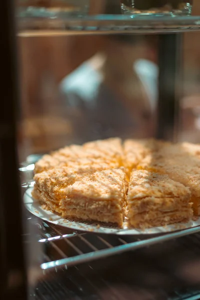 Napolyon 'un dilimlenmiş kek parçaları kabarık hamur işleri ve kremalı dolgu malzemelerini gösteriyor. Fırın promosyonu, tarif blogları ve mutfak makaleleri için ideal..