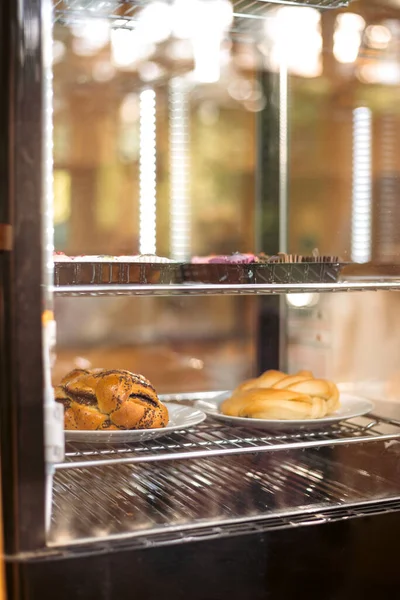 Cam bir vitrinin arkasında çeşitli hamur işleri taze kruvasanlar, çörekler ve tatlı ekmekler. Fırın, yemek, yaşam tarzı ve aşçılık projeleri için mükemmel..