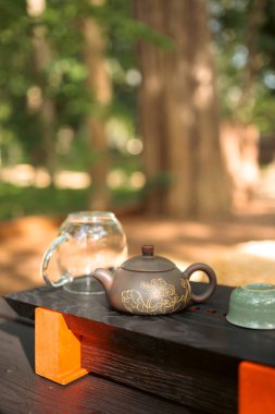 Çaydanlık ve fincanlarla geleneksel bir chaban çay masasında çay seremonisi düzenlemesi, ahenk, hazırlık ve geleneksel çay kültürünün ritüel atmosferi..