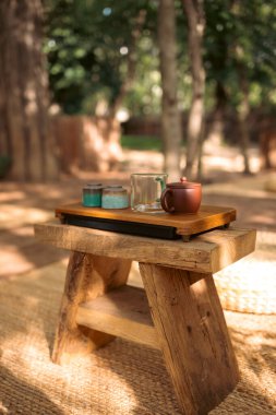 Çaydanlık ve fincanlarla geleneksel bir chaban çay masasında çay seremonisi düzenlemesi, ahenk, hazırlık ve geleneksel çay kültürünün ritüel atmosferi..