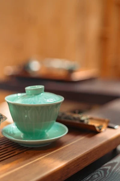 Geleneksel çay seremonilerinde kullanılan küçük seramik çay fincanının minimalist yakın çekimi, basitliği, dokuyu, işçiliği ve dikkatli çay içmenin sakin estetiğini vurgulamak..