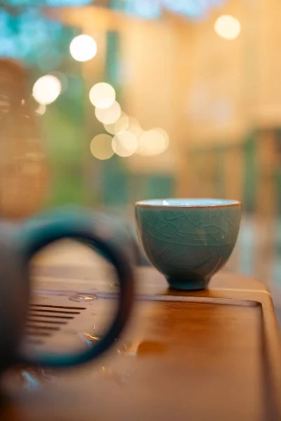 Geleneksel çay seremonilerinde kullanılan küçük seramik çay fincanının minimalist yakın çekimi, basitliği, dokuyu, işçiliği ve dikkatli çay içmenin sakin estetiğini vurgulamak..