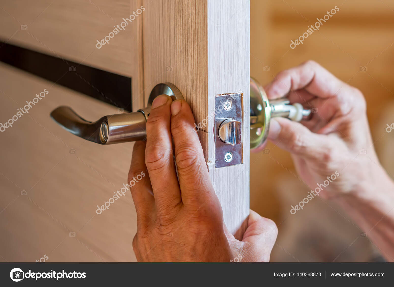 Крепление ручки входной двери. Замок для межкомнатной двери с защелкой. Ручки для межкомнатных дверей. Ручки для межкомнатных дверей. Монтаж дверной ручки.