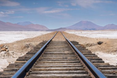 Bolivya 'nın Uyuni kentindeki tren mezarlığına kadar uzanan terk edilmiş tren raylarının manzarası..