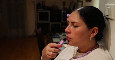 Latin bir kadının dumanın zarif akışını ve büyüleyici detaylardaki gevşek ifadesini yakaladığı şık ve yavaş çekimde çekilmiş bir video. Bu atmosferik görüntüler modern yaşam tarzıyla şehir havasını harmanlıyor, sosyal medya içeriği için mükemmel..