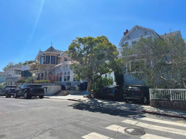 Eşsiz tarihi evlere sahip parlak sahil evleri. Canlı mavi gökyüzü, deniz kenarındaki rahat atmosferi güçlendirir. Mimari cazibe ve huzurlu yaşam alanlarını ön plana çıkarır..