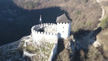 Tepeye tünemiş küçük bir kalenin etrafında 360 derecelik yumuşak, sinematik bir dron uçuşu. Her açıdan tarihi yapı mimari detaylarını, stratejik konumunu ve çevresini saran geniş doğal manzarasını gözler önüne seriyor..