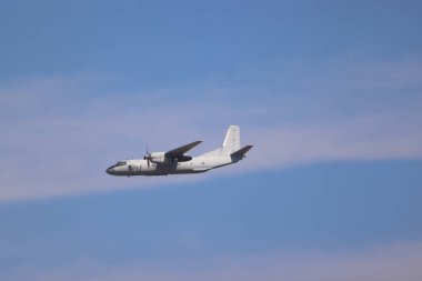 Açık mavi gökyüzünde uçan askeri nakliye uçakları, kopya uzayı ile havada yakalandı. Havacılık, savunma ve ulaşım konsepti çok az bileşikle.