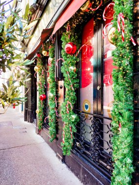 Noel için süslenmiş bir mağaza.